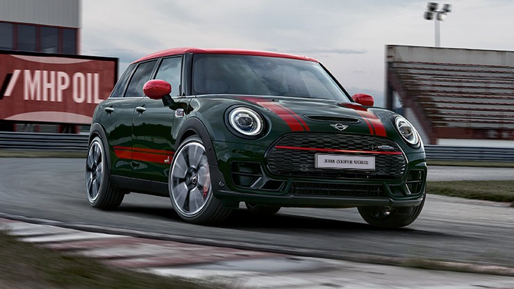 MINI John Cooper Works All4 Clubman Dreiviertel-Frontansicht stehend auf Strasse