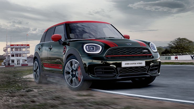 MINI John Cooper Works All4 Countryman Dreiviertel-Frontansicht fährt in Kurve auf Rennbahn