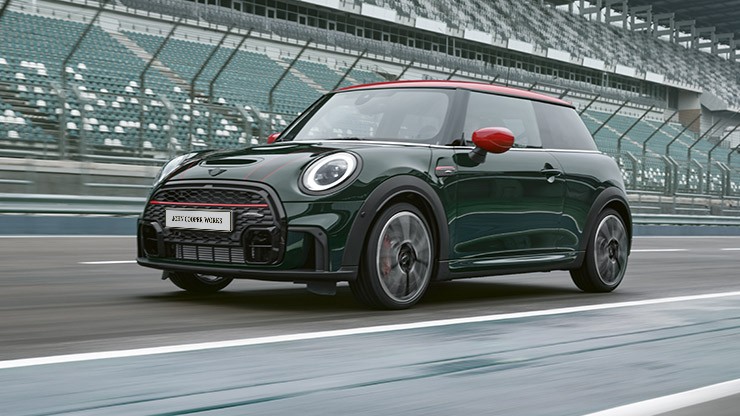 MINI John Cooper Works 3 Door Dreiviertel-Frontansicht stehend auf Strasse