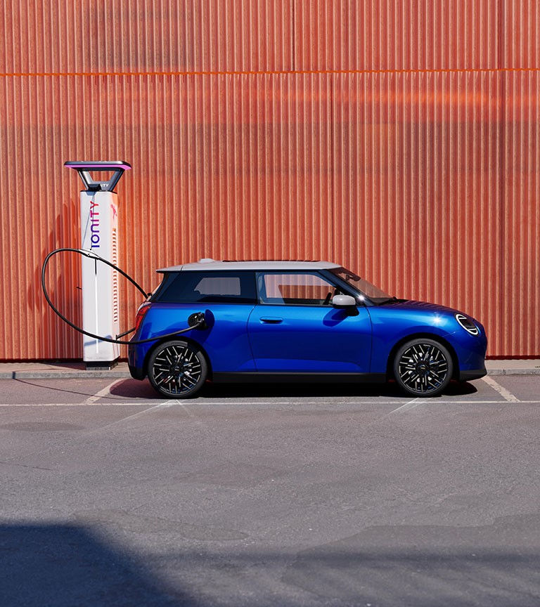 Vollelektrischer MINI Cooper Seitenansicht an IONITY Ladesäule