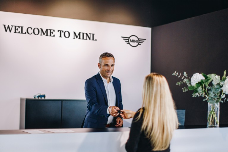 MINI Partner Empfang mit Kunde und Mitarbeiter
