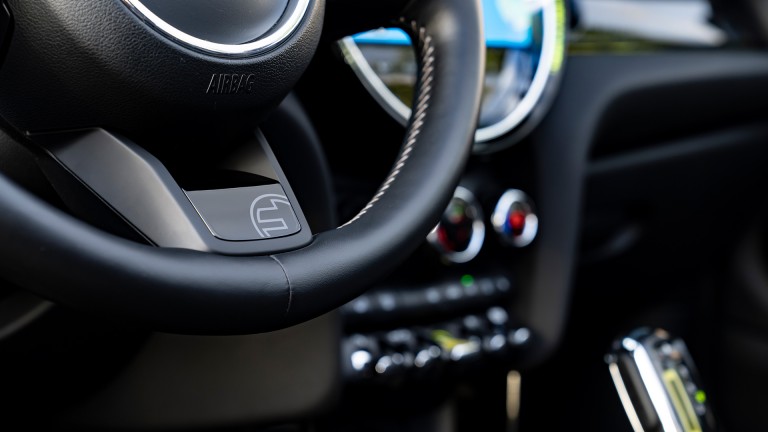 Vollelektrisches MINI Cabrio – Lenkrad mit Electric-Emblem