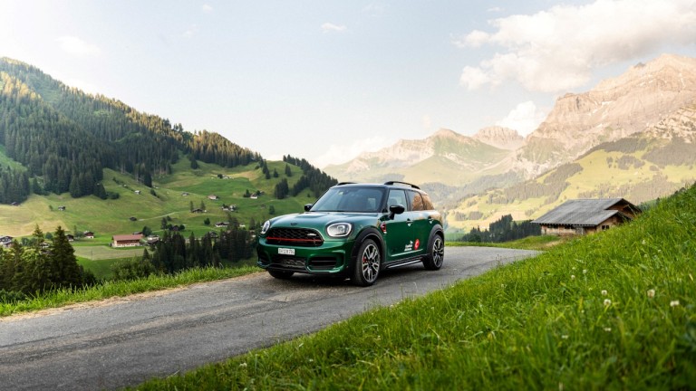 Menschen schweben in der Luft und halten sich an einem MINI Electric mosaert edition fest