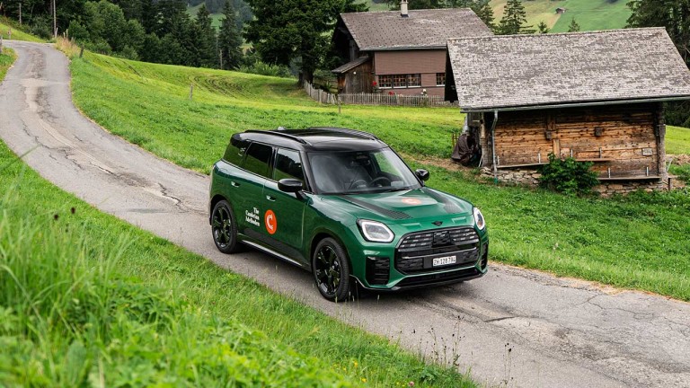 Menschen schweben in der Luft und halten sich an einem MINI Electric mosaert edition fest