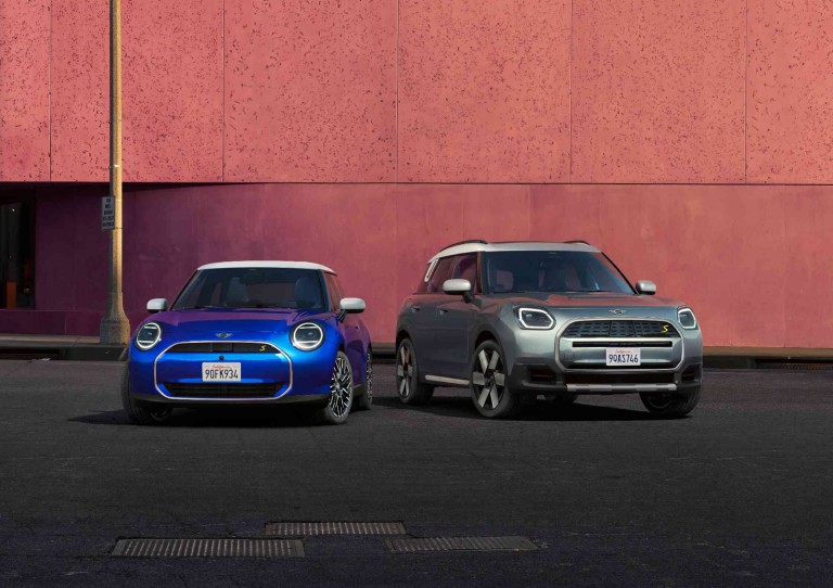 Vollelektrischer MINI Cooper Seitenansicht an IONITY Ladesäule
