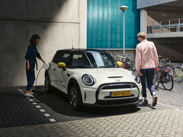 MINI 3 door Cooper SE – Vorderansicht – silbern und schwarz