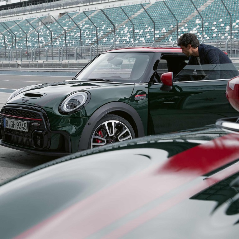 MINI John Cooper Works Clubman – grün und rot – Seitenansicht