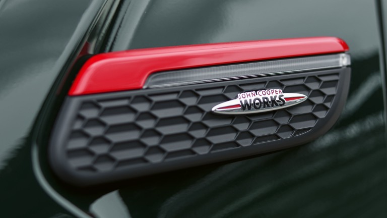 MINI John Cooper Works – seitliche Windläufe – JCW Emblem