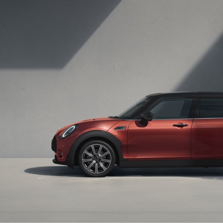 MINI Clubman – Seitenansicht – rot und schwarz