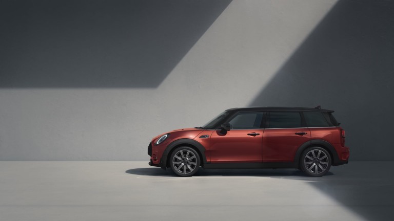 MINI Clubman – Seitenansicht – rot und schwarz
