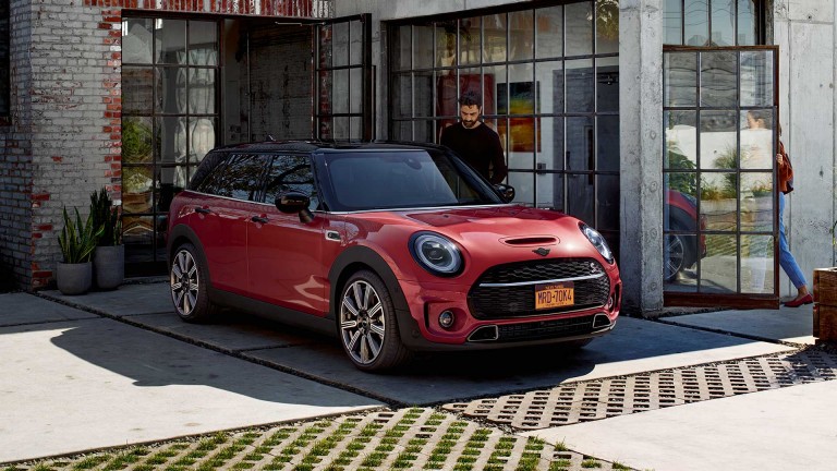 MINI Clubman – Seitenansicht, rot und schwarz – Modellvergleich