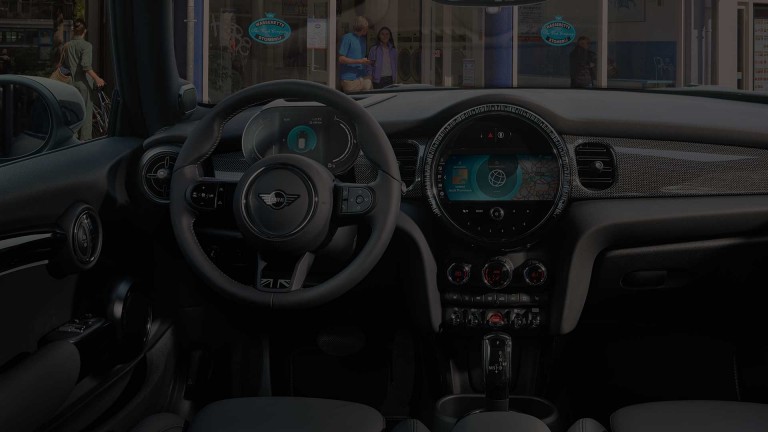 Cockpit eines älteren MINI Modells, das von 2G und 3G Abschaltung betroffen sein könnte