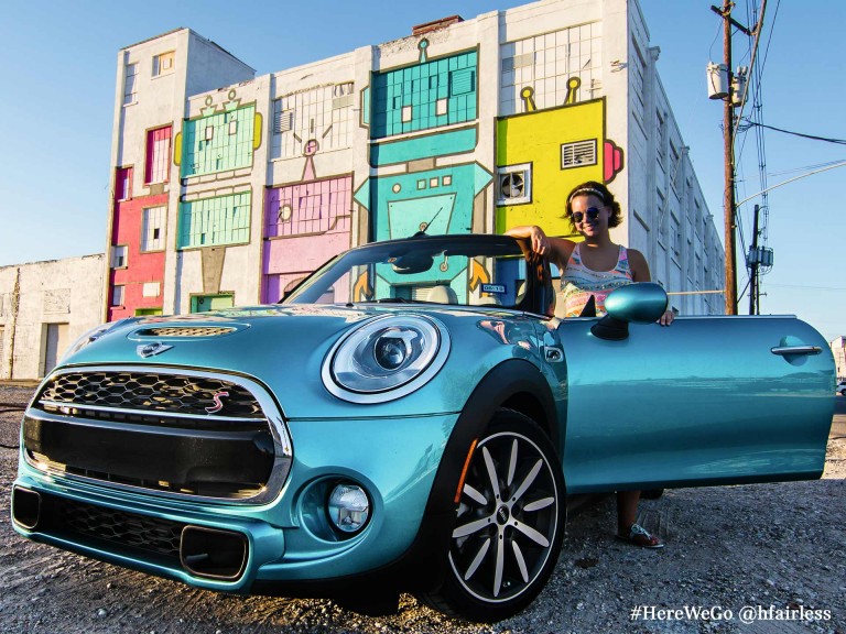 MINI 3-Türer Hatch mit crazy Blue Metallic-Lackierung