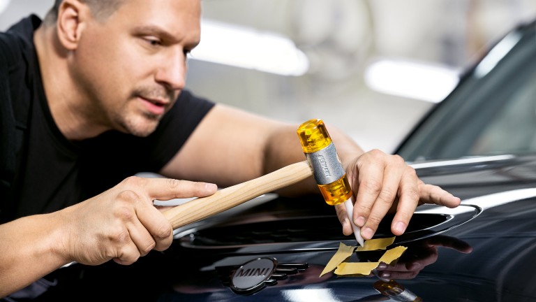 MINI Original-Reparaturservices - Dellenreparatur in der MINI Karosseriewerkstatt und Lackiererei