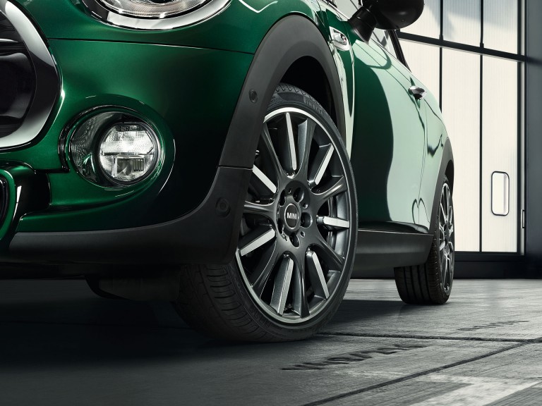 MINI Hatch 3 portes – rouge et noire – roues et pneus