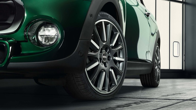 MINI Hatch 3 portes – rouge et noire – roues et pneus