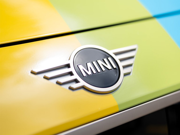 Détail MINI avec inscription MINI sur les couleurs arc-en-ciel