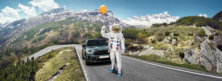 Un astronaute devant le MINI Countryman.
