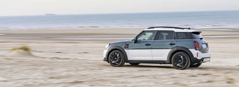 MINI JCW vue de côté roulant devant un bâtiment