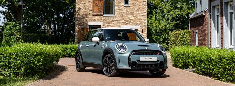 MINI Cooper S 3 door vue de trois-quarts avant devant un bâtiment.
