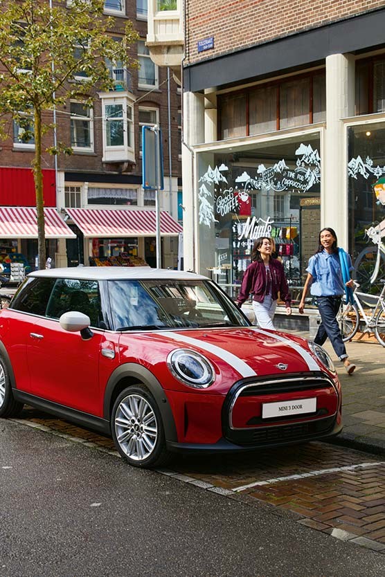 MINI 3 door Dreiviertel-Frontansicht parkend.