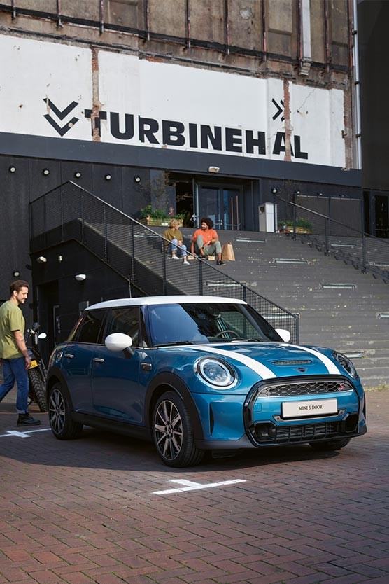 MINI 5 door Dreiviertel-Frontansicht parkend.
