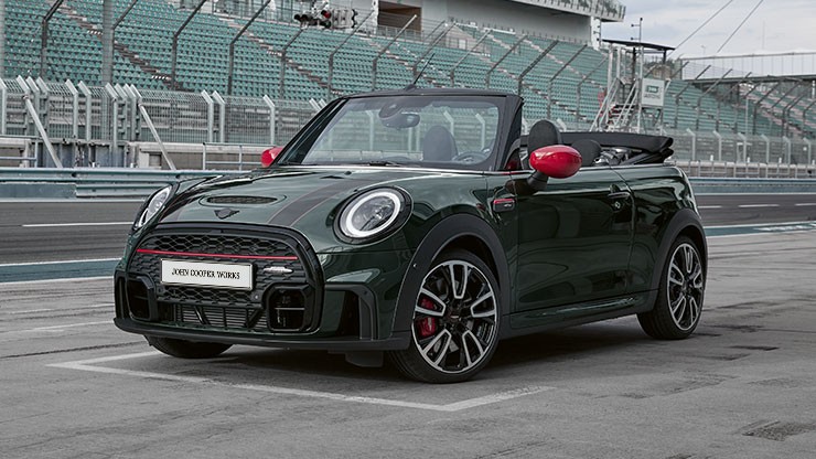 MINI John Cooper Works Cabrio vue de l’avant trois quarts à l’arrêt sur la route