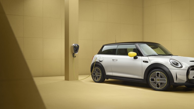 MINI 3 door Cooper SE – MINI tout-électrique – vue latérale, argent