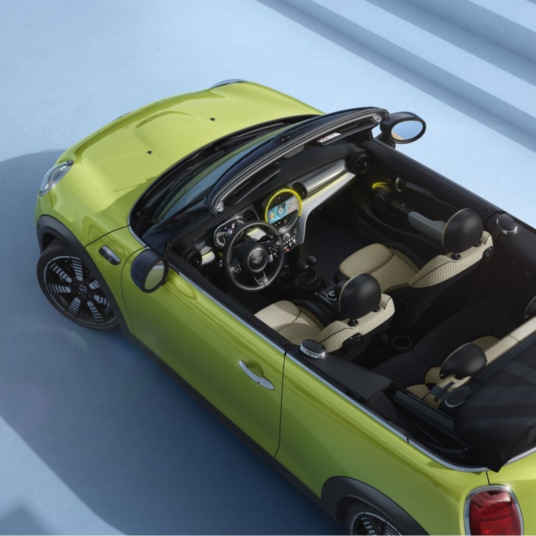 MINI Cabrio – vue latérale – jaune