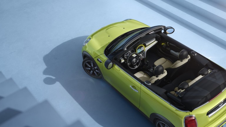 MINI Cabrio – vue latérale – jaune