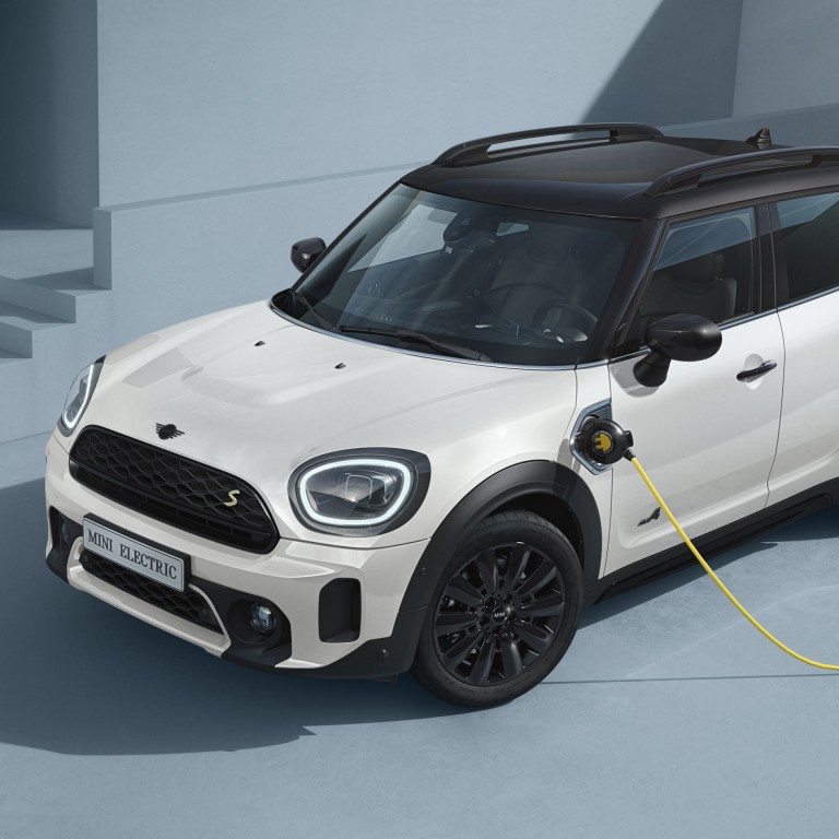 MINI Countryman Hybride – vue latérale – argent et jaune