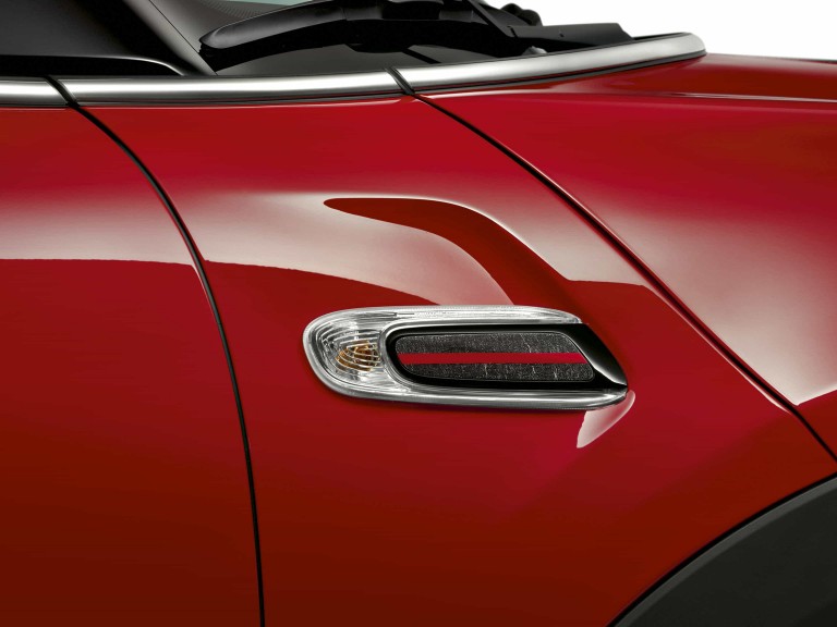 MINI John Cooper Works – rosso e nero – side scuttles in fibra di carbonio cucita