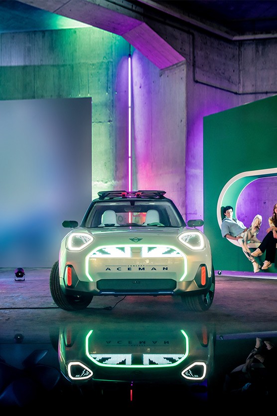 MINI Concept Aceman Frontansicht mit Lichteffekten Frontpartie MINI Concept Aceman Frontansicht mit Lichteffekten Frontpartie und Spiegelung