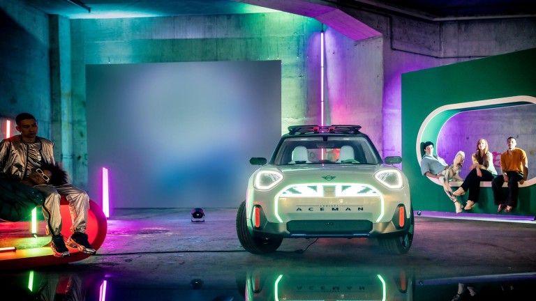 MINI Concept Aceman vista frontale con effetti luminosi parte frontale MINI Concept Aceman vista frontale con effetti luminosi parte frontale e riflesso