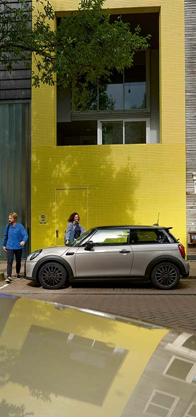 MINI Cooper vista laterale parcheggiata davanti a un edificio