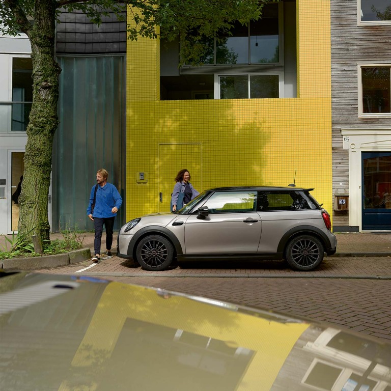 MINI Cooper vista laterale parcheggiata davanti a un edificio