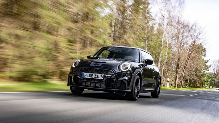 Vista frontale della MINI JCW che attraversa il bosco