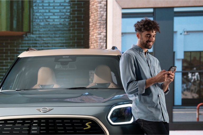 MINI vista frontale, dettaglio, con uomo appoggiato alla MINI