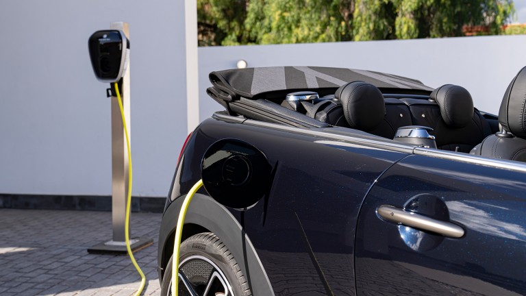 MINI Cabrio all-electric – porta per la ricarica