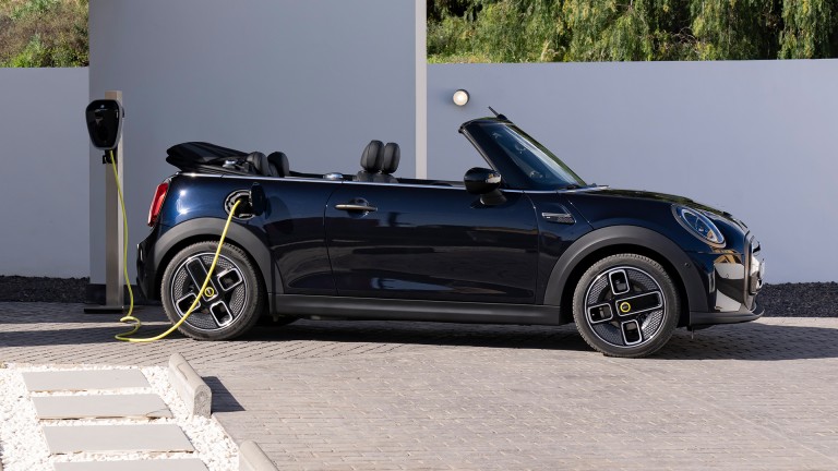 MINI Cabrio all-electric – vista laterale esterni