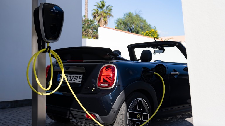 MINI Cabrio all-electric – vista posteriore con wallbox