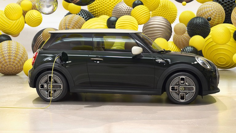 MINI Electric – MINI Cooper Electric – Rebel Green