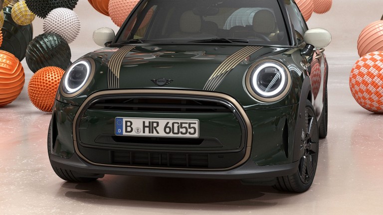 MINI Resolute Edition – colore della carrozzeria Rebel Green – strisce adesive sul cofano anteriore