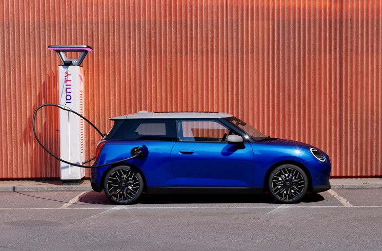 MINI Cooper Elettrica vista di lato davanti a una stazione di ricarica IONITY