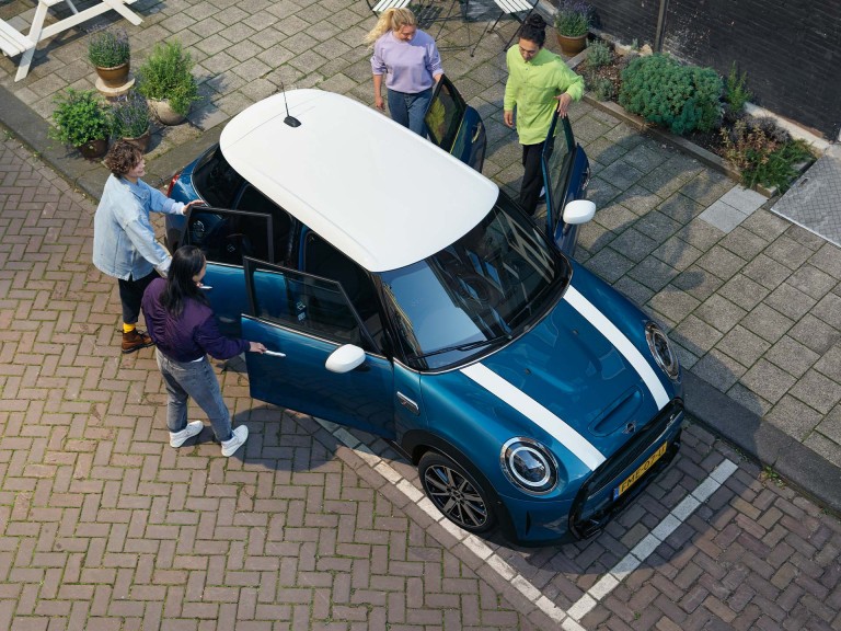 Nuova MINI 5 door – blu e bianca – colori