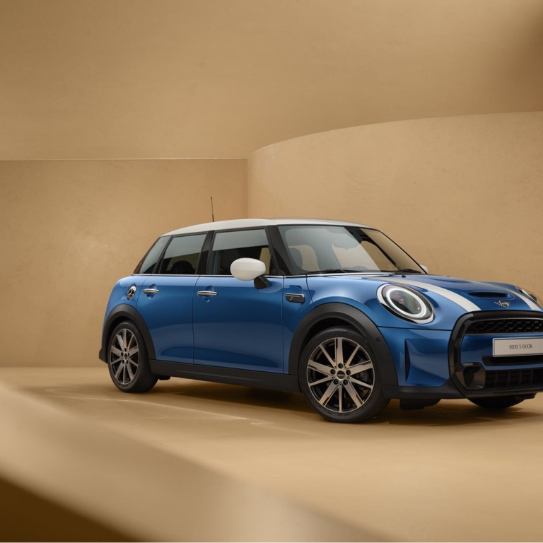 Nuova MINI 5 door – vista anteriore – blu e bianca