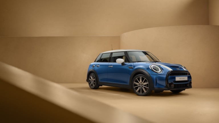 Nuova MINI 5 door – vista anteriore – blu e bianca