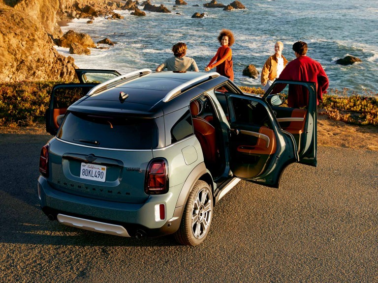 MINI Countryman F60 – verde e nera – spazio e comodità dell'abitacolo