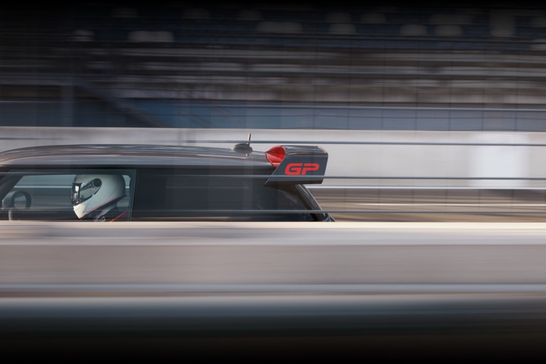 MINI John Cooper Works GP – vista anteriore e laterale - spoiler sul tetto