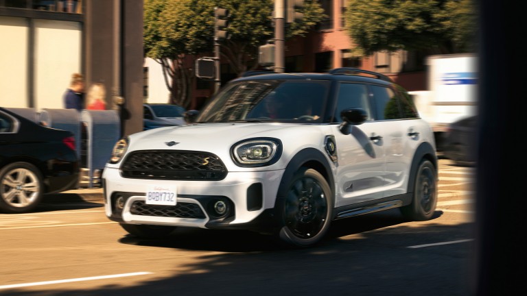 MINI Cooper SE Countryman All4 – vista frontale argento e nera – confronto tra modelli